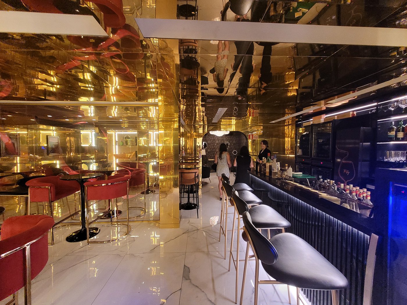 Ambiente exclusivo do Bar Folly no Tour de France
