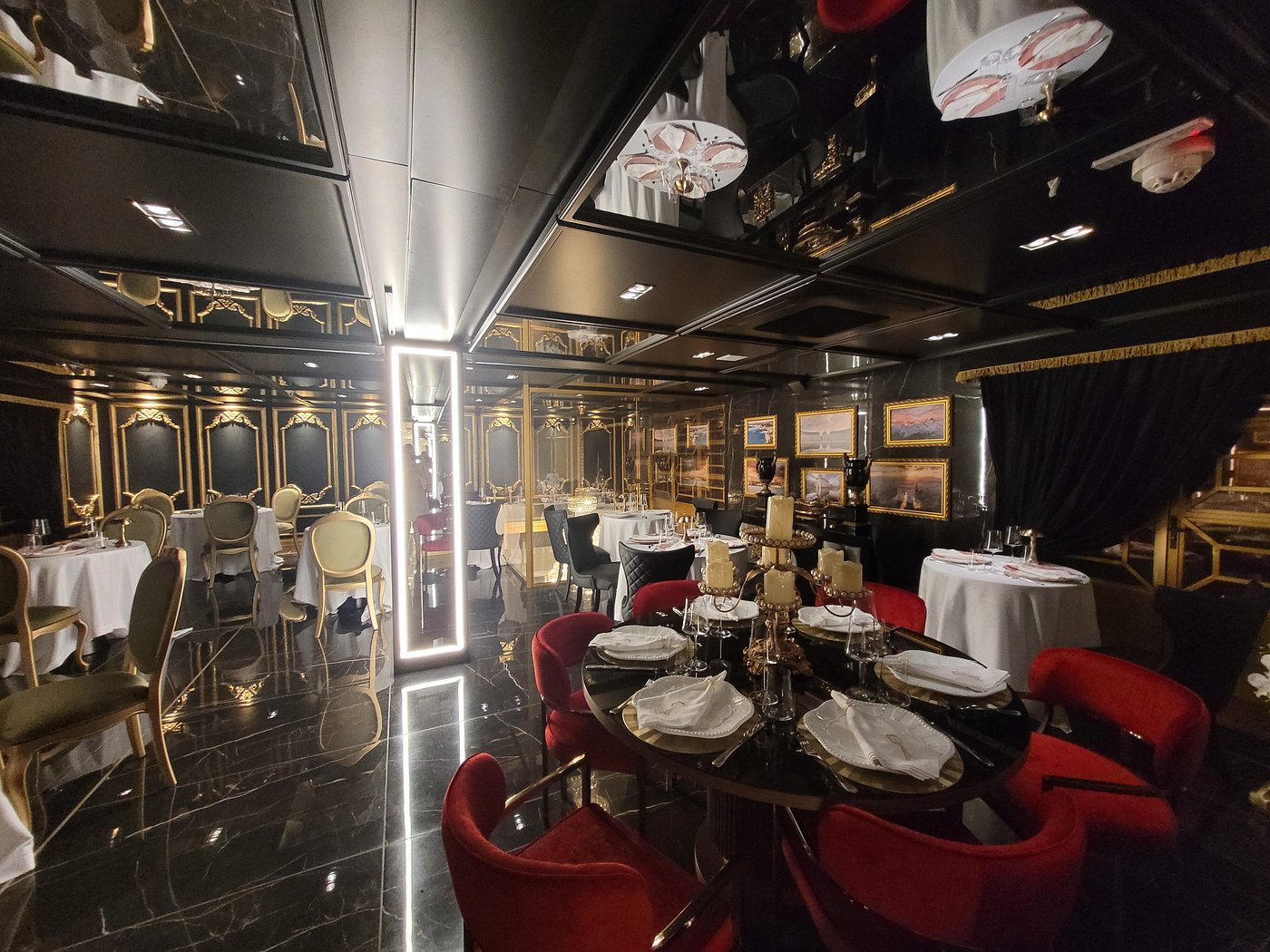 Interior do restaurante Tour de France em Gramado, mostrando a decoração luxuosa inspirada na Belle Époque francesa